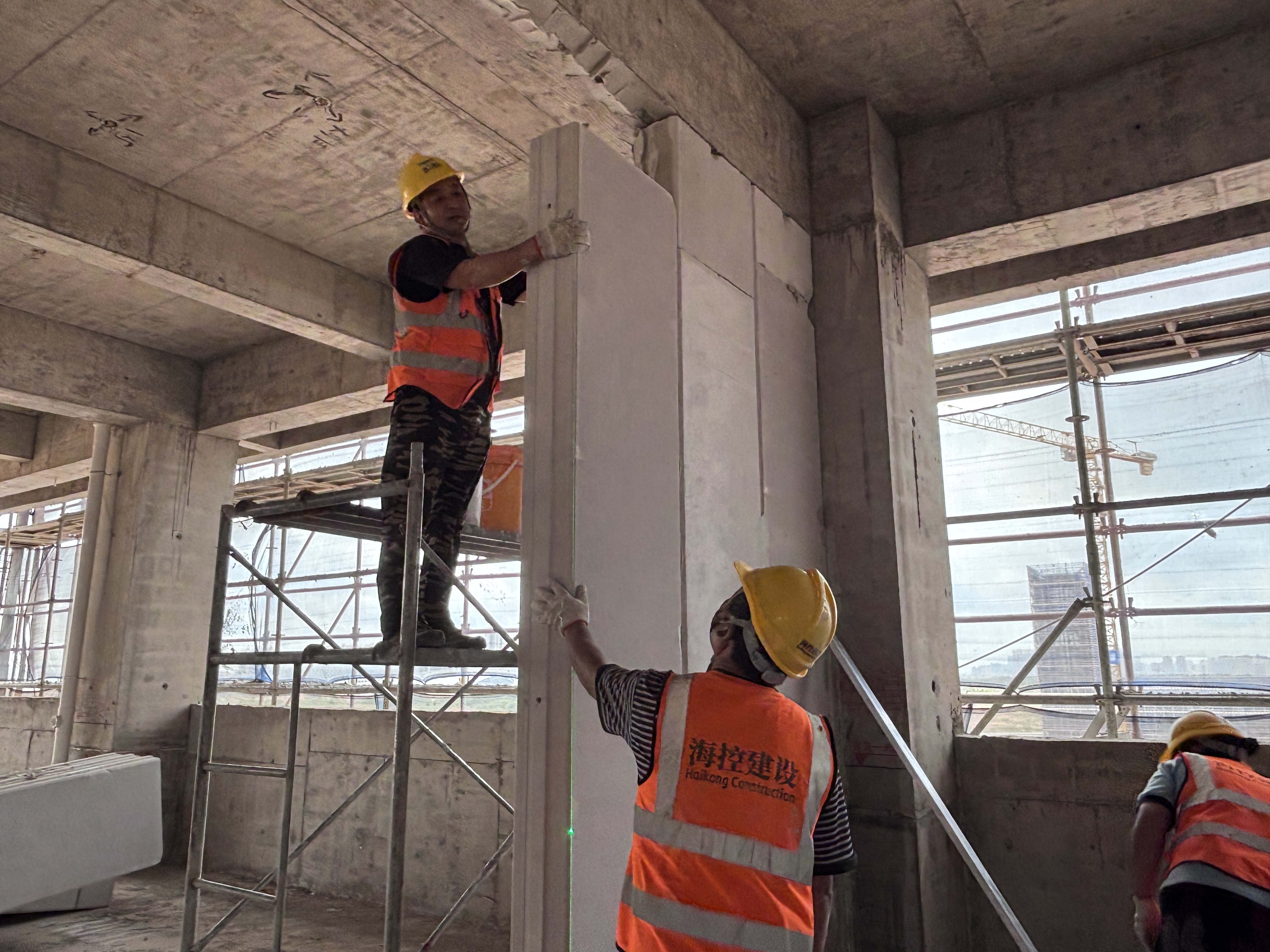 校园建筑内ALC预制隔墙板墙体系统施工过程.jpg