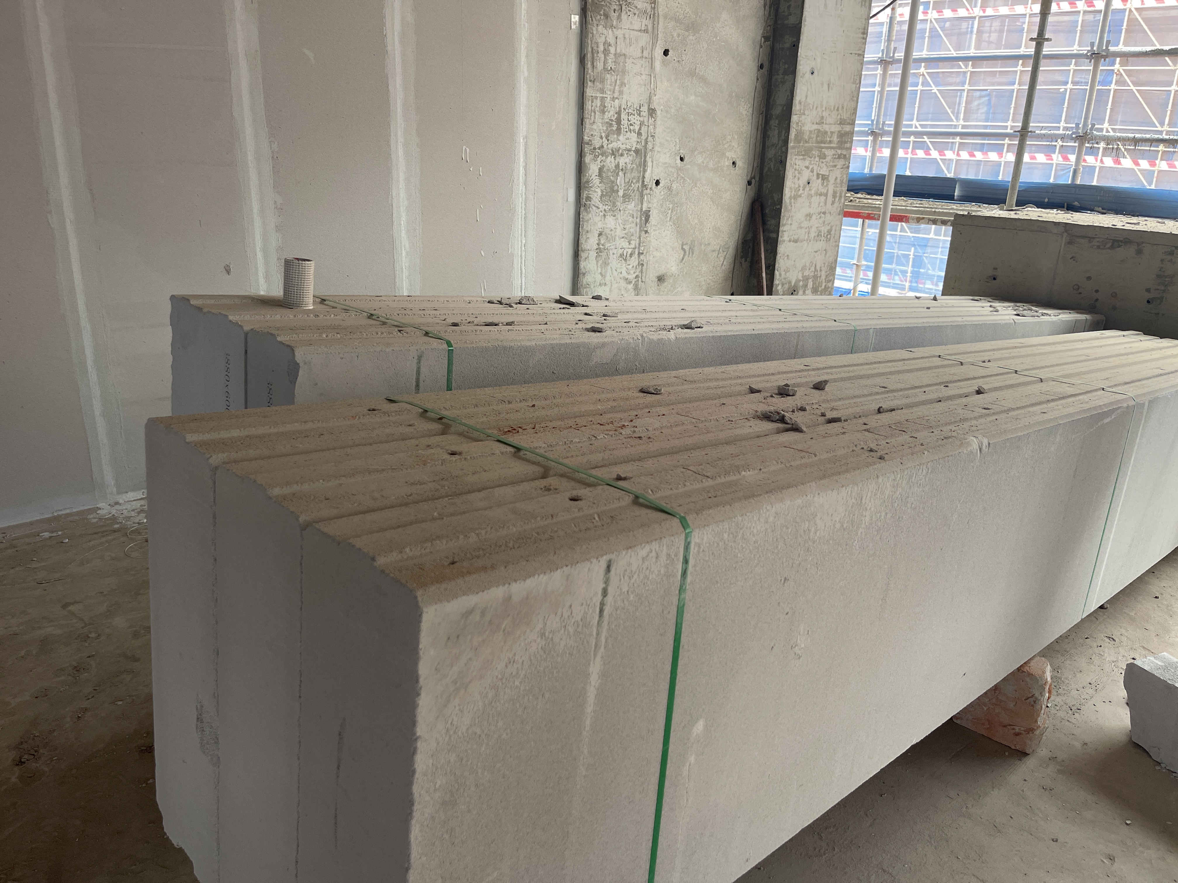 轻质ALC隔墙板建筑材料堆放与出厂状态.jpg