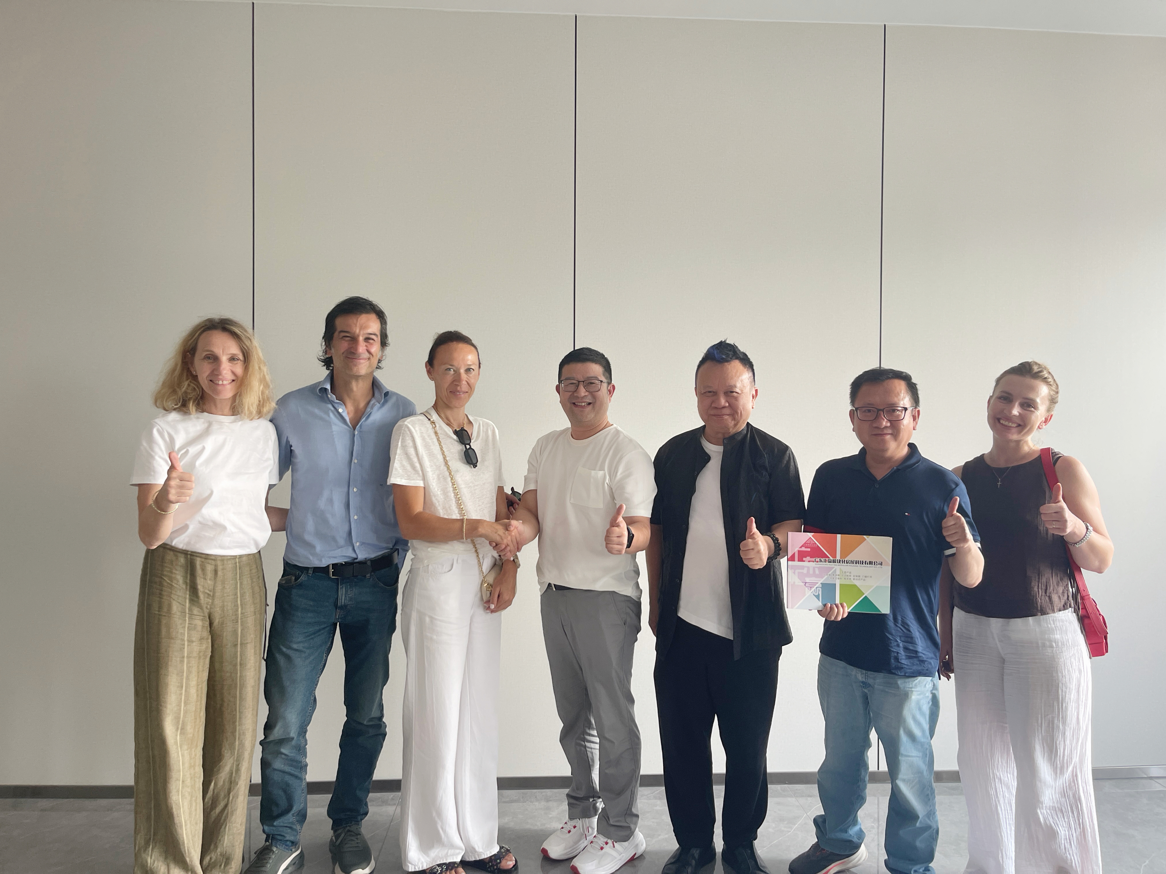 意大利代表团参观广东汇赢工厂交谈合照.jpg