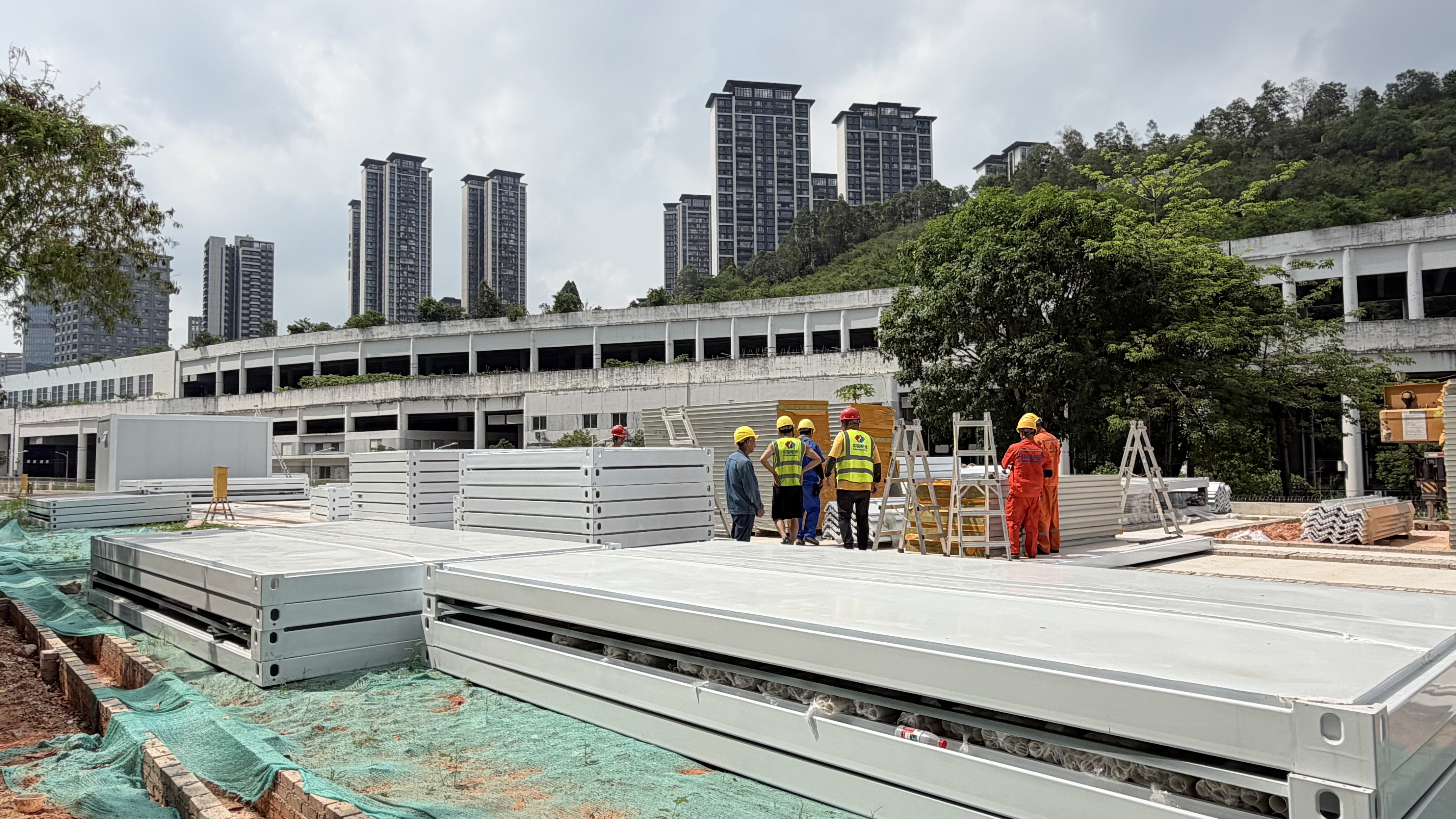 深圳打包箱房项目施工进展现场.jpg