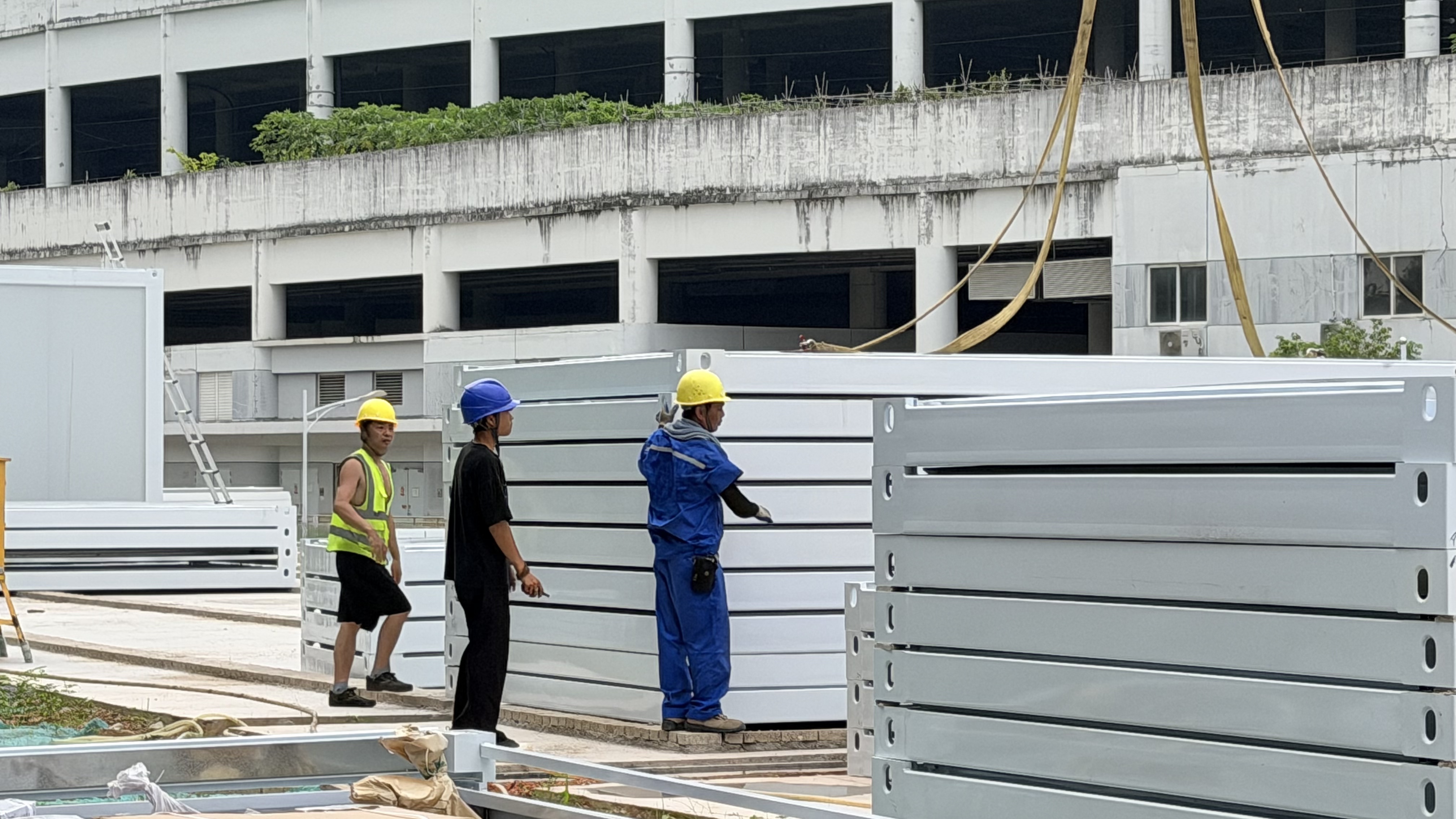 深圳打包箱办公区建设施工现场.jpg