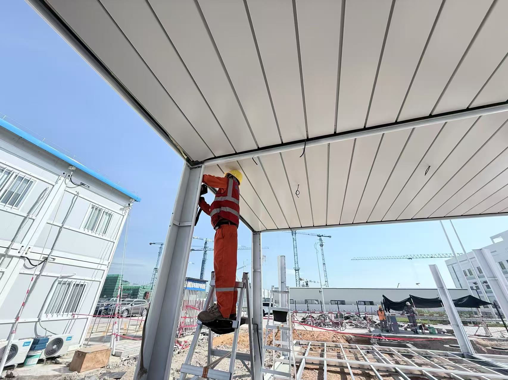 临建办公楼层结构逐步成型施工现场.jpg