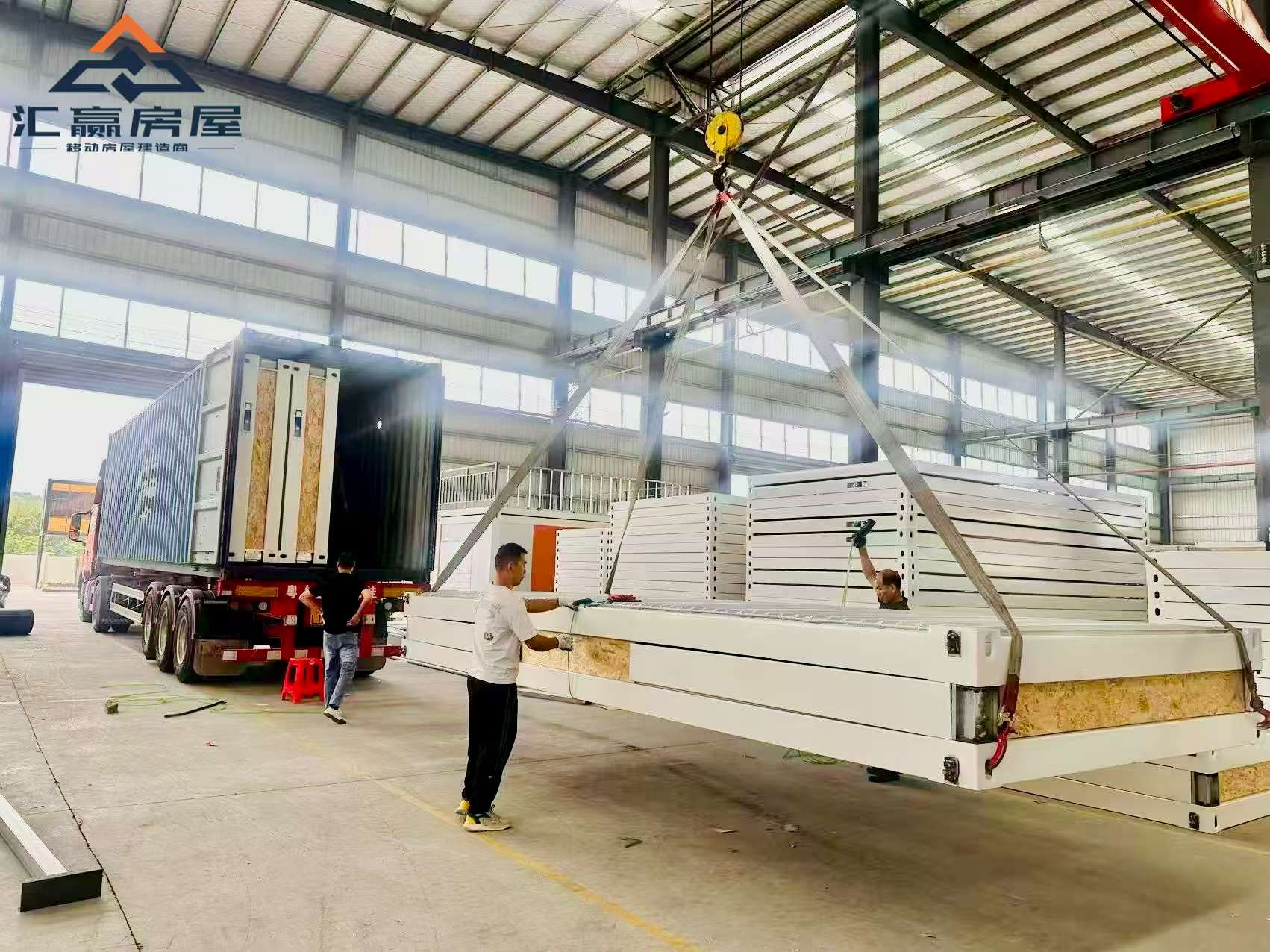 广东汇赢非洲模块化建筑项目产品装柜现场.jpg