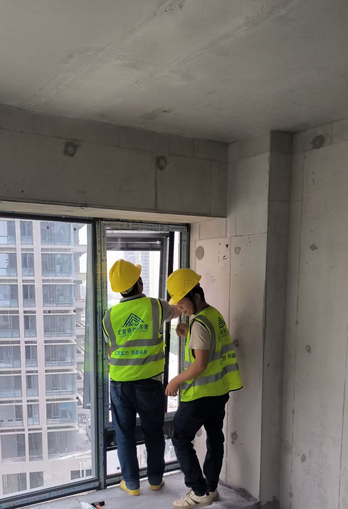 广东汇赢施工团队开展建筑百叶系统安装作业.jpg