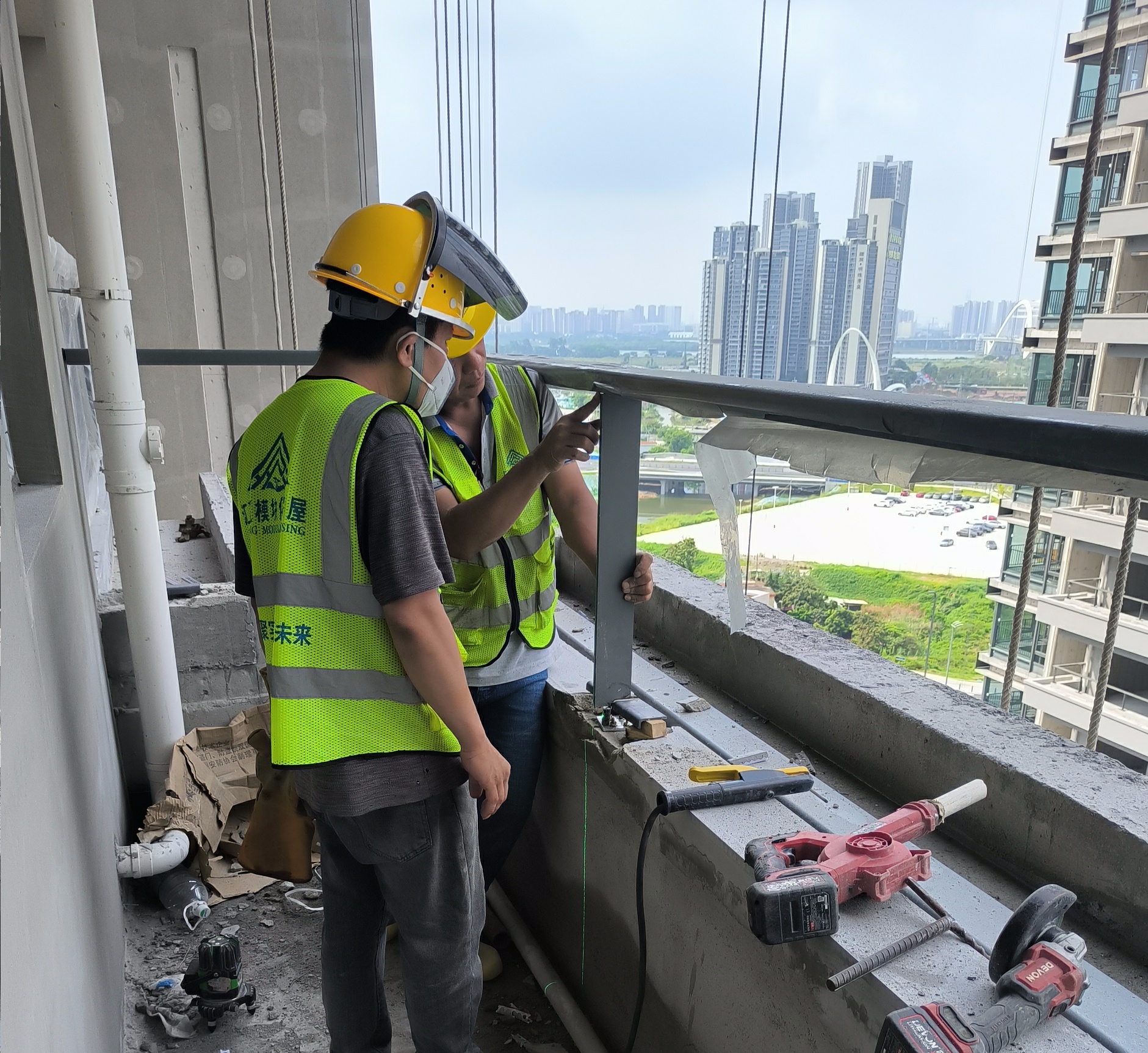 广东汇赢南沙门窗工程不锈钢栏杆安装施工现场.jpg