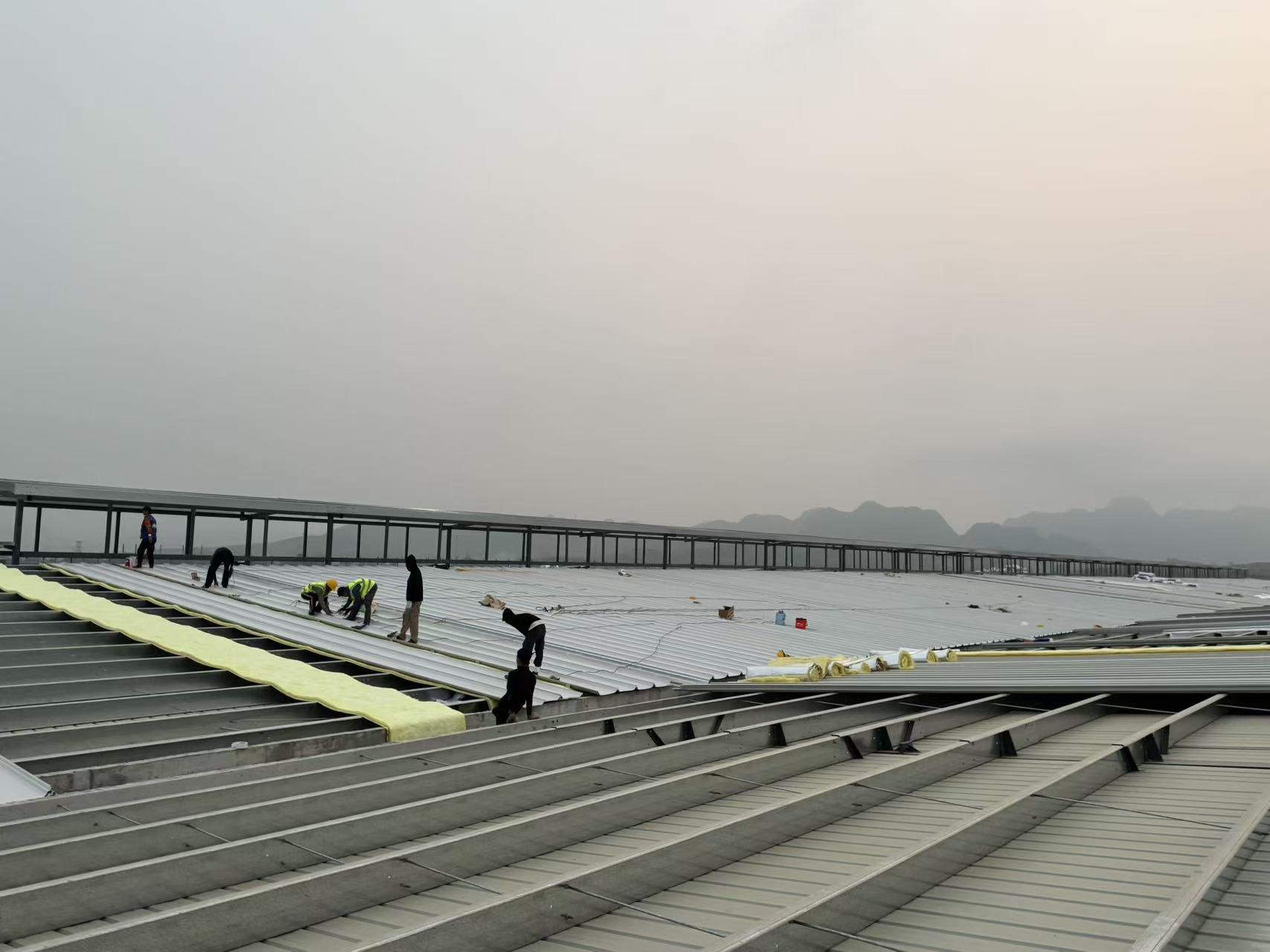 长尺屋面板安装施工现场.jpg