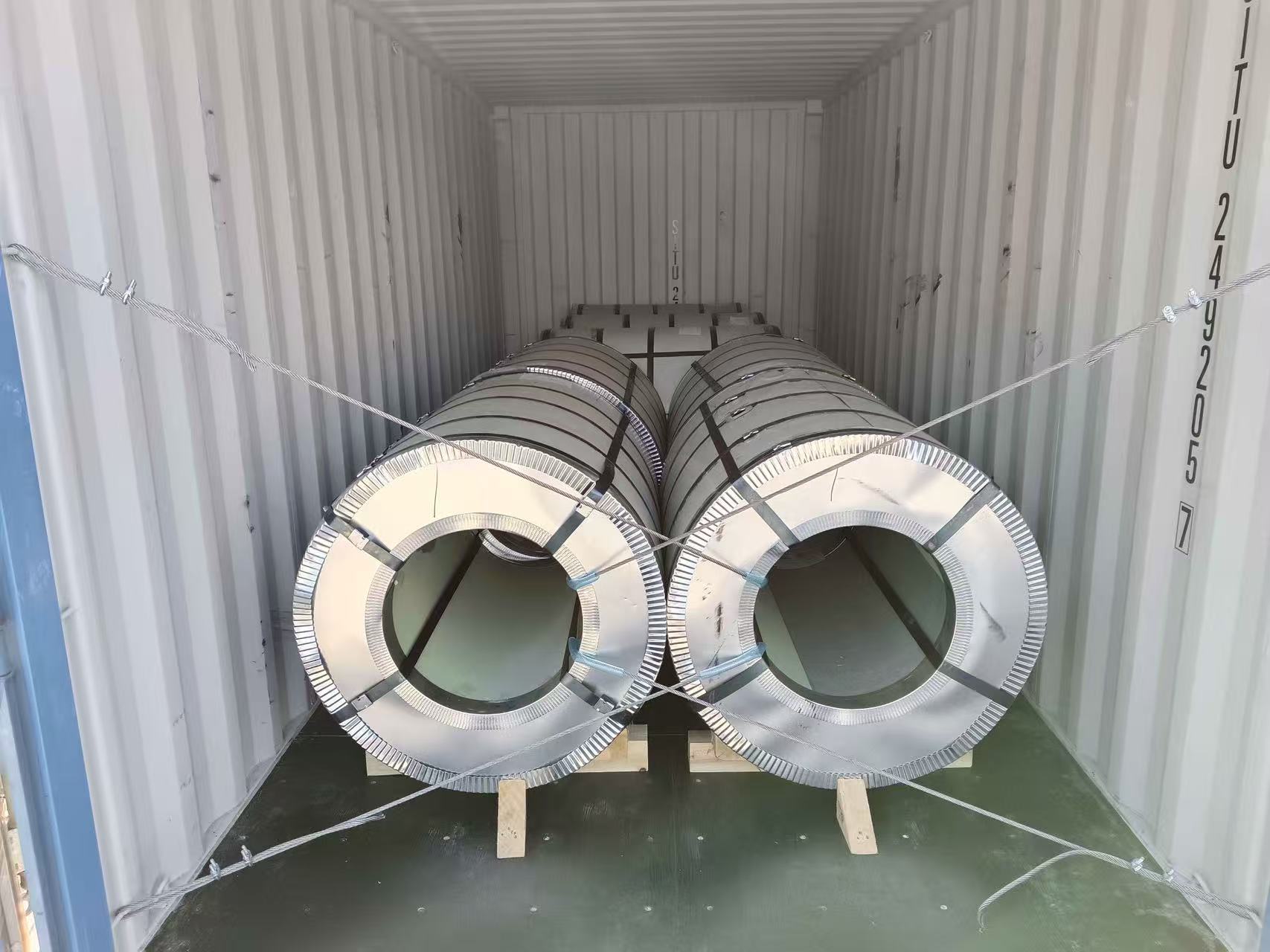 钢卷原材料用于现场压瓦机生产长瓦屋面板.jpg