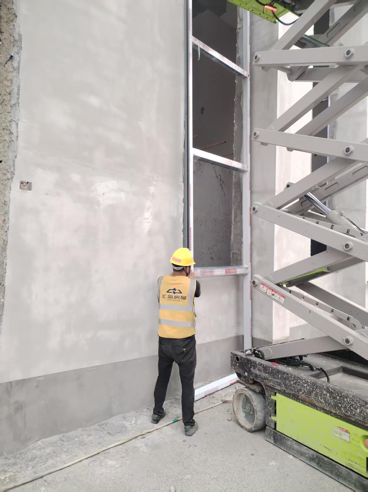 建筑门窗安装施工现场 .jpg