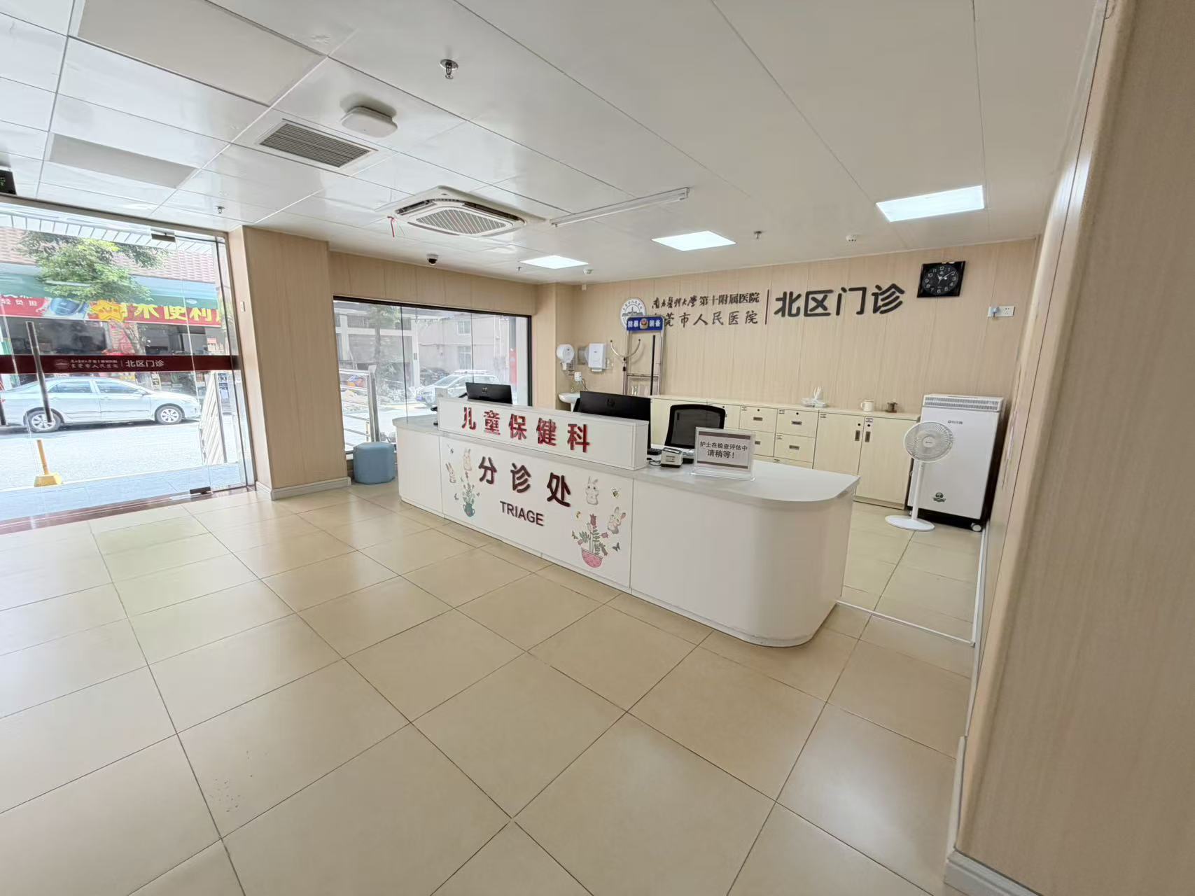 打包箱模块化医院普通诊室内部装修效果.jpg