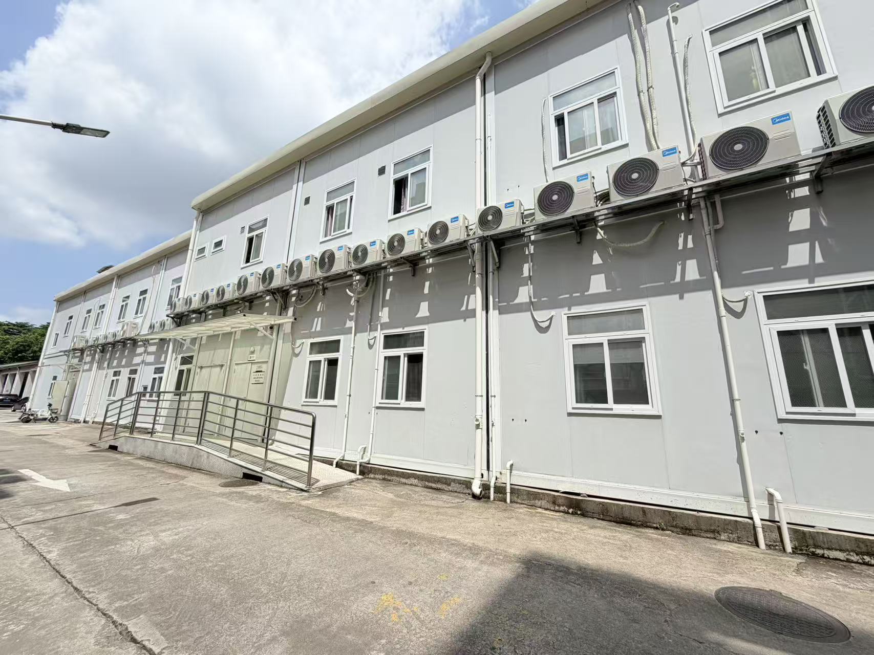 医院院区采用打包箱模块进行门诊空间扩建.jpg