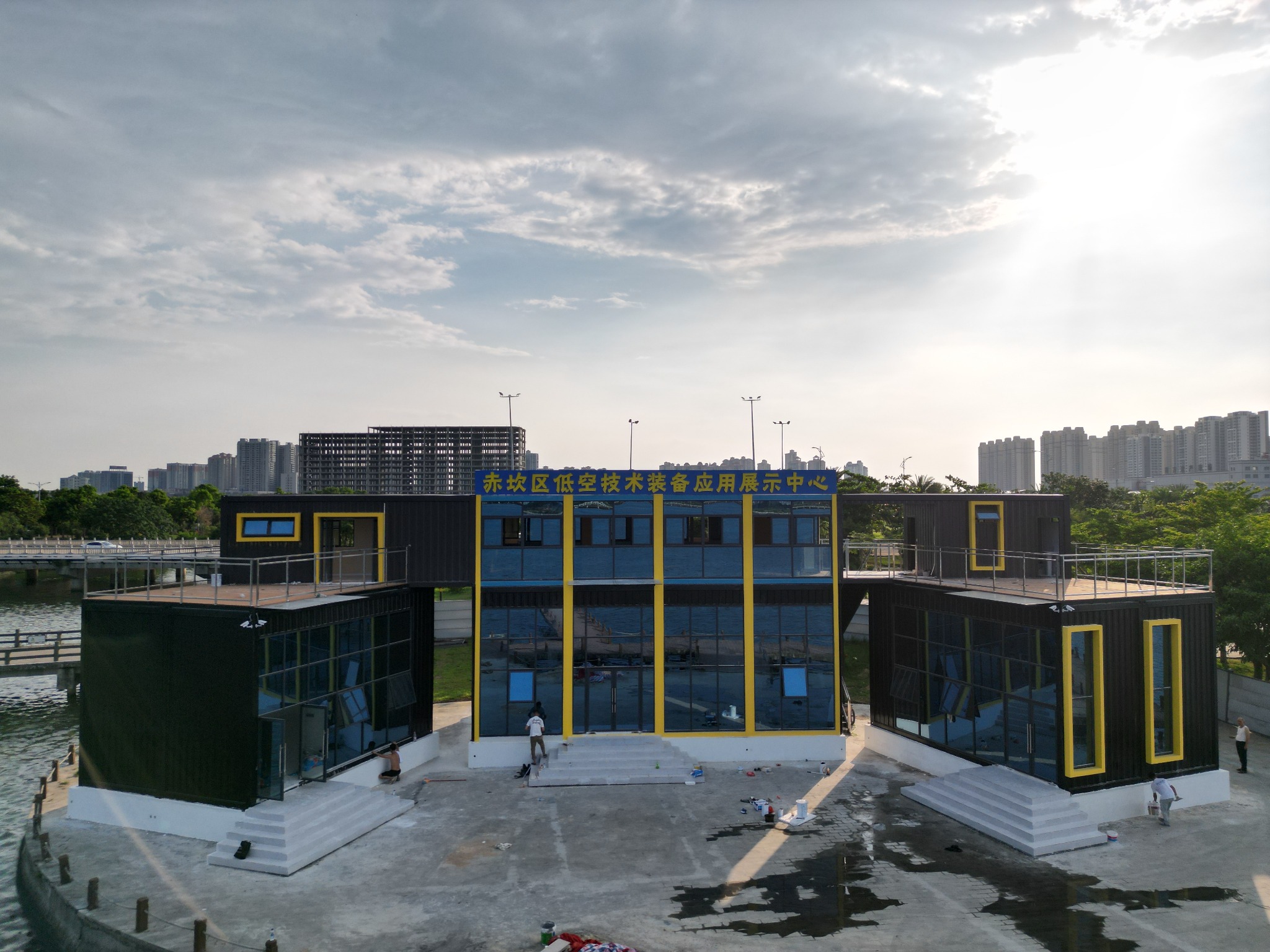 湛江低空技术装备应用展示中心整体实景图,采用定制打包箱框架与波浪墙板结构