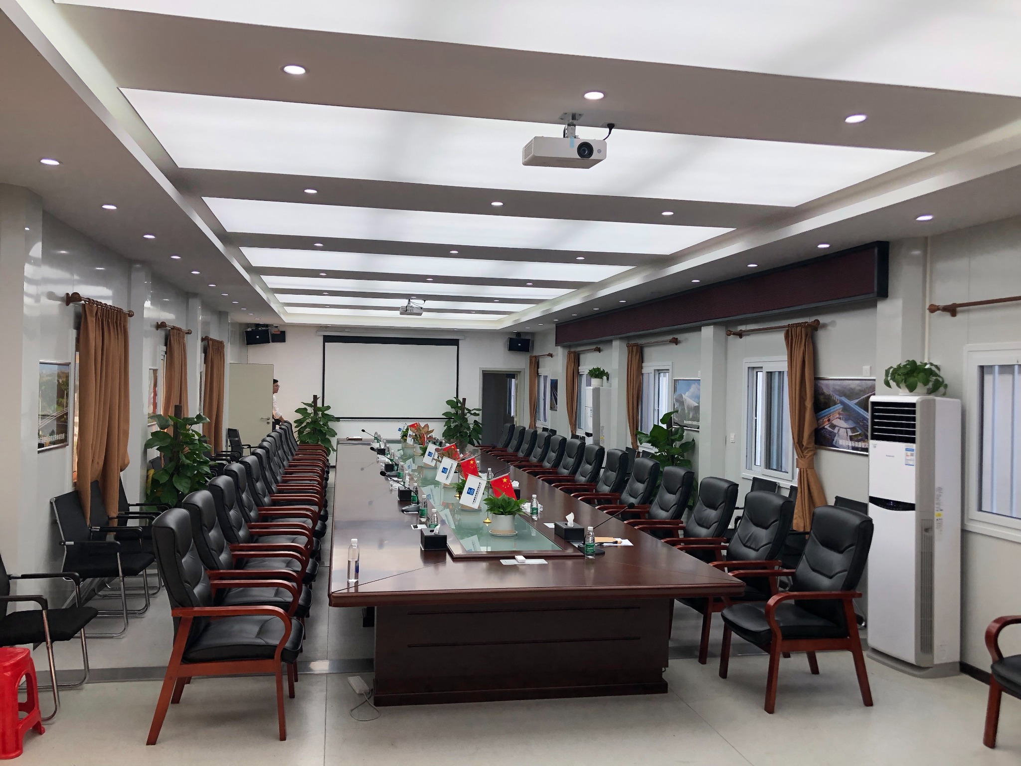 多箱拼接项目部会议室内部实景.jpg