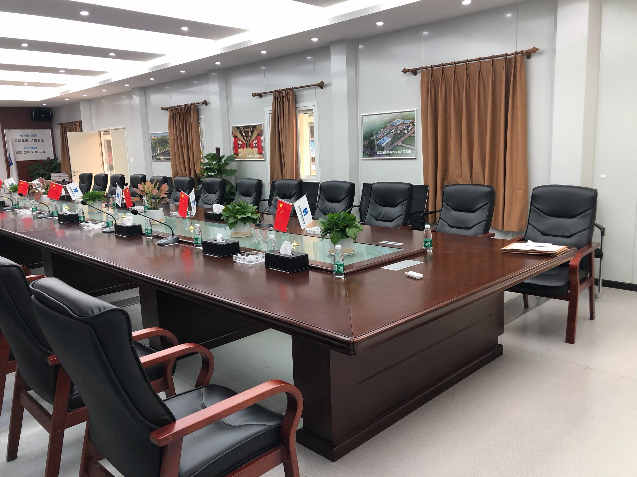 大型打包箱会议室长桌布局.jpg