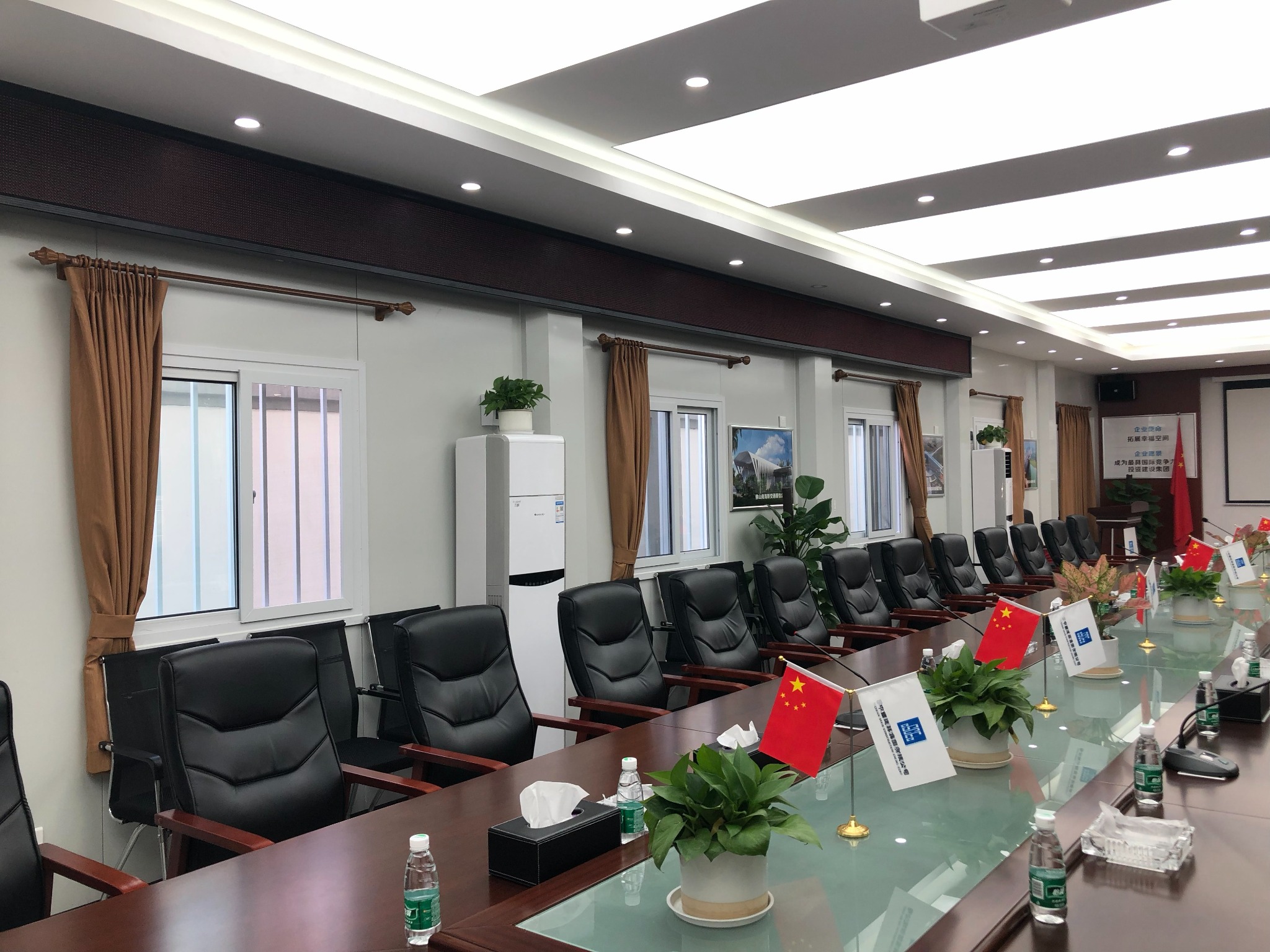 打包箱大型会议室长桌投影配置.jpg