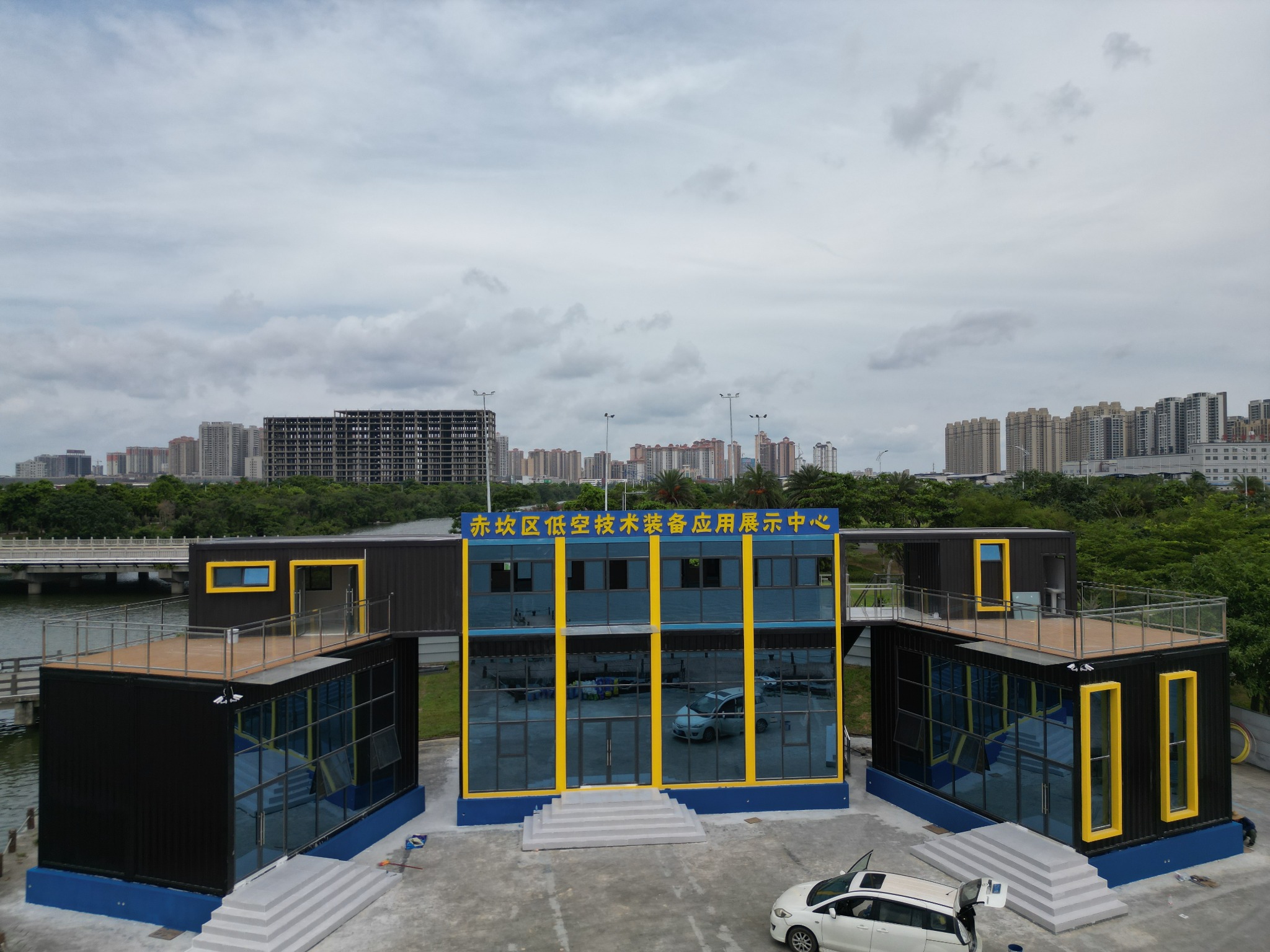 湛江低空技术装备应用展示中心正立面实景,模块化箱体建筑与大面积玻璃幕墙设计
