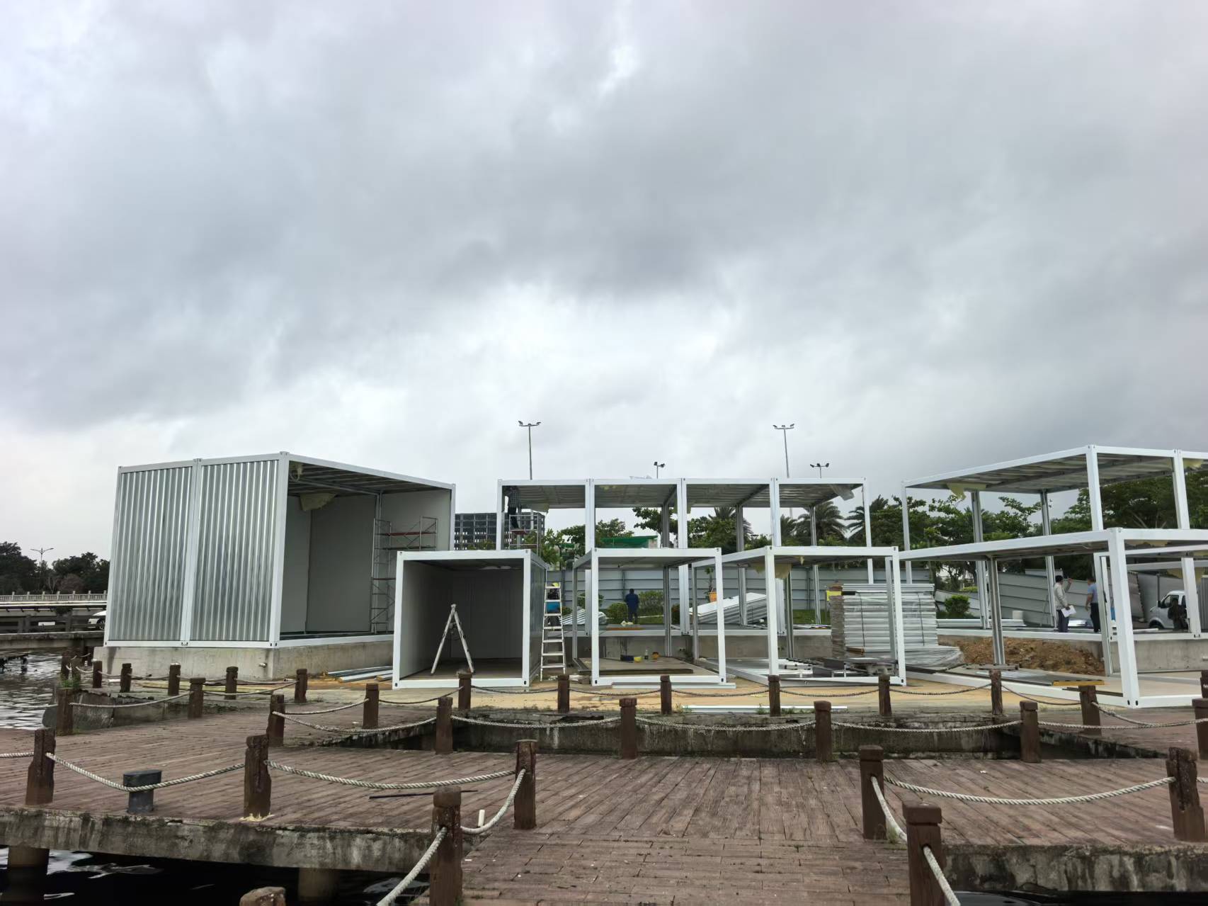湛江低空技术装备展示中心施工现场,打包箱框架与波浪墙板焊接安装