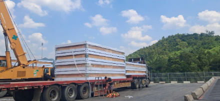 越南海防项目打包箱构件集中装载于运输车辆,现场配合友谊关过驳作业