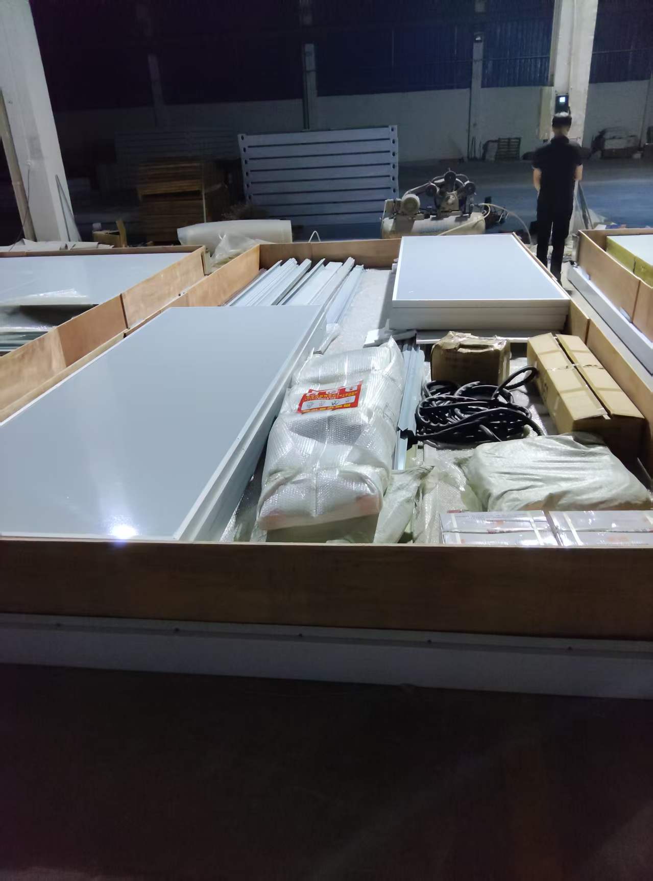 越南海防项目打包箱配套板材和构件在工厂分类包装